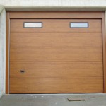 Puerta seccional de garaje imitación madera con ventanas